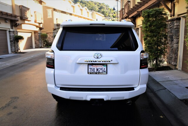 2015Toyota4Runner_White_Back