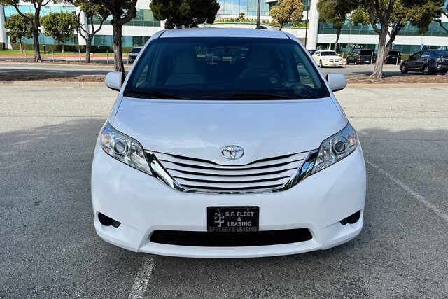 2016ToyoyaSiennaLE_White_Front