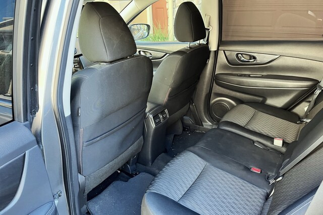 2017_NissanRogue_Gray_BackSeat