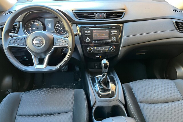 2017_NissanRogue_Gray_FrontSeat