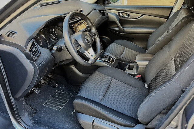 2017_NissanRogue_Gray_FrontSeatleft