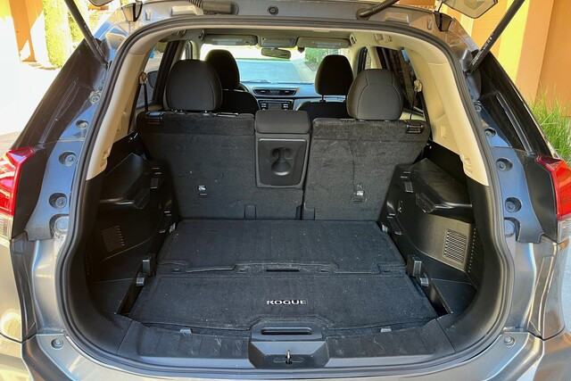 2017_NissanRogue_Gray_Trunk
