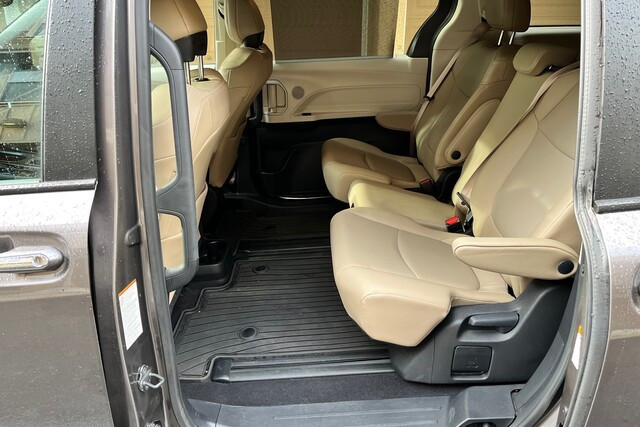 2021ToyotaSienna_BackSeat_XLE