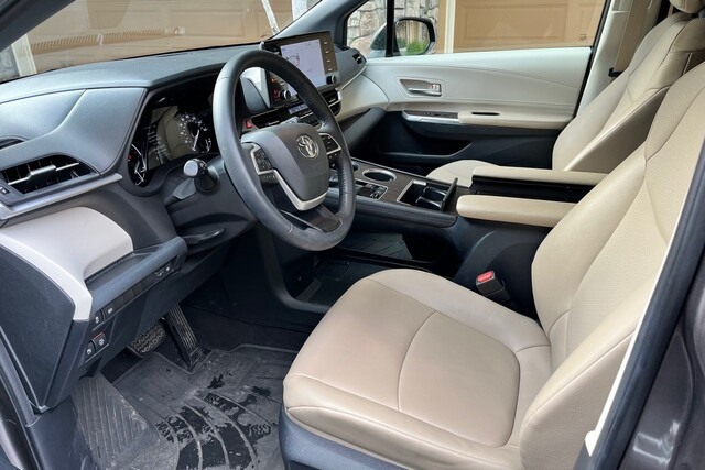2021ToyotaSienna_FrontSeat_Left_XLE