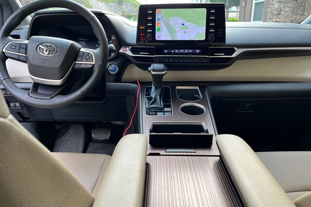 2021ToyotaSienna_FrontSeat_XLE