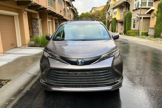 2021ToyotaSienna_Front_XLE