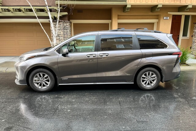 2021ToyotaSienna_Left_XLE