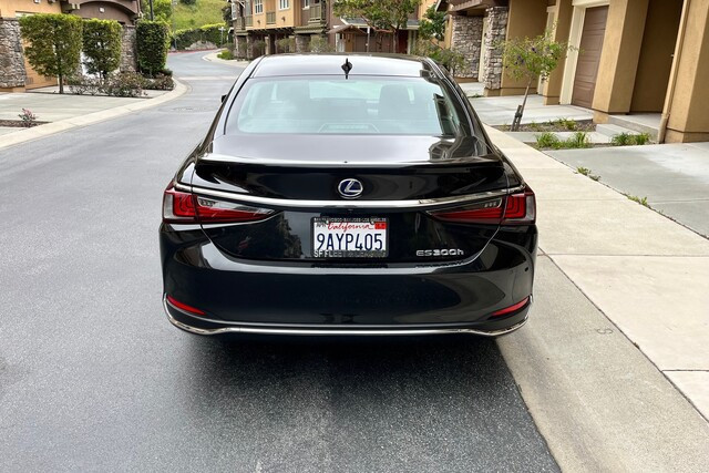 2022LexusES300h_Back
