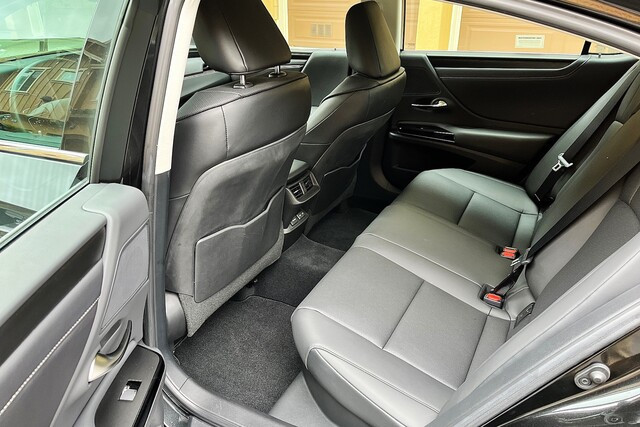 2022LexusES300h_Backseat