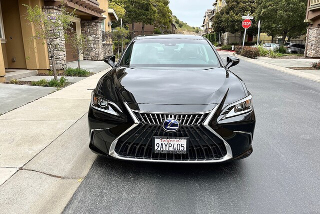 2022LexusES300h_Front