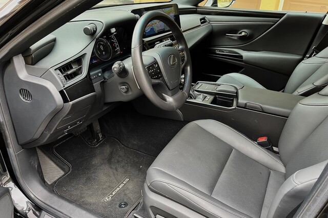 2022LexusES300h_Frontseat