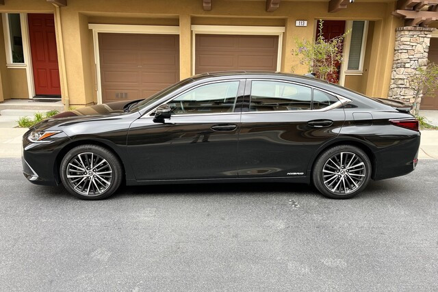 2022LexusES300h_Left