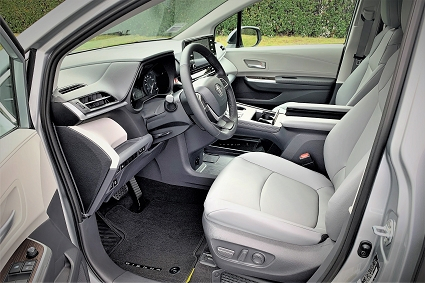 Toyota_Sienna_Frontseat