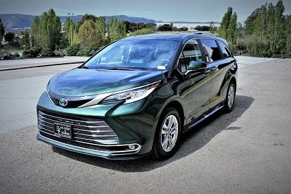 Toyota_Sienna_Green